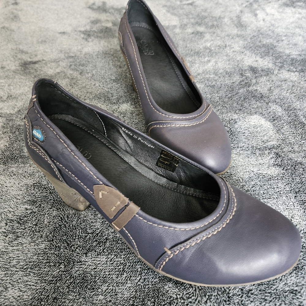 Cloud blue leather pump